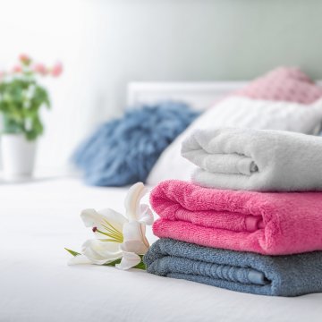 clean folded laundry towels washing machine Samsung WF42H5000AW